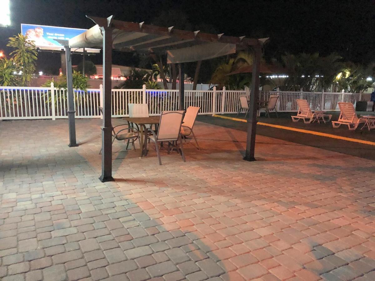 Sunshine Inn & Suites Venice, Florida Venice Gardens Екстер'єр фото