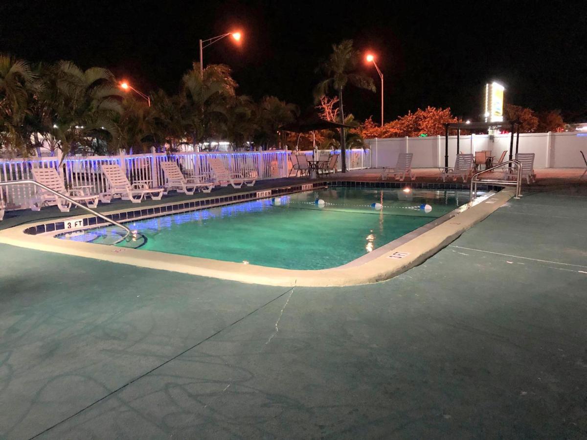 Sunshine Inn & Suites Venice, Florida Venice Gardens Екстер'єр фото